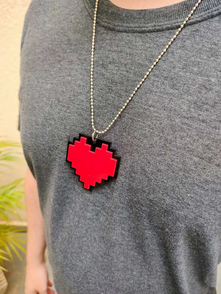 Colar Geek de Acrílico – Coração Pixel