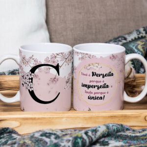 Caneca de Cerâmica Branca 325ml Alfabeto Floral Cerejeira Letra C